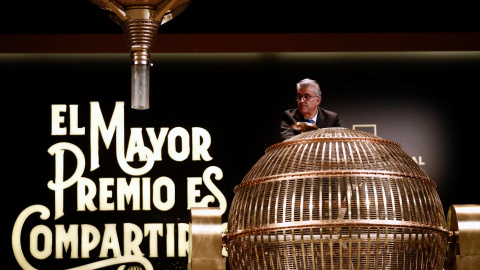 Preparativos para el Sorteo Extraordinario de Navidad que comenzará a 09.00 horas en el Teatro Real y que este año repartirá un total de 2.380 millones de euros en premios, una importante cuantía que los españoles destinarían, sobre todo, a Preparativos para el Sorteo Extraordinario de Navidad que comenzará a 09.00 horas en el Teatro Real y que este año repartirá un total de 2.380 millones de euros en premios, una importante cuantía que los españoles destinarían, sobre todo, a