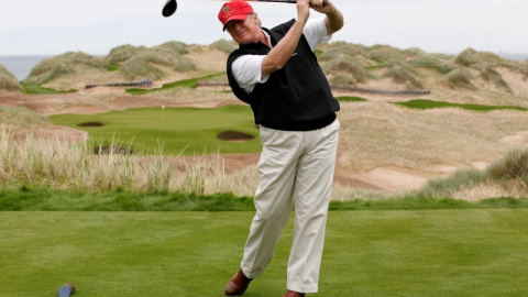Imagen de archivo de Donald Trump jugando al golf. REUTERS/David Moir Imagen de archivo de Donald Trump jugando al golf. REUTERS/David Moir