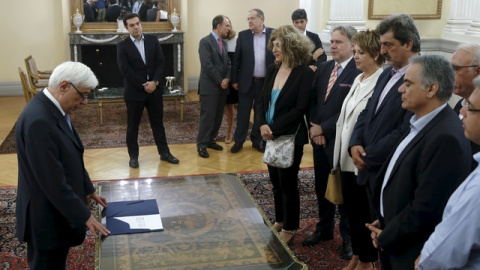 El primer ministro griego Tsipras, durante la ceremonia de la jura de los nuevos ministros de su gobierno en el palacio presidencial de Atenas. /REUTERS El primer ministro griego Tsipras, durante la ceremonia de la jura de los nuevos ministros de su gobierno en el palacio presidencial de Atenas. /REUTERS
