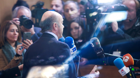 El ministro de Economía, Luis de Guindos, atiende a los medios de comunicación tras su designación para ocupar la Vicepresidencia del BCE. EFE/ Olivier Hoslet El ministro de Economía, Luis de Guindos, atiende a los medios de comunicación tras su designación para ocupar la Vicepresidencia del BCE. EFE/ Olivier Hoslet