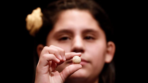 La niña Nerea Pareja Martínez muestra la bola con el número 07568, segundo quinto premio en salir en el sorteo Sorteo Extraordinario de Navidad, dotado con 60.000 euros la serie, esta mañana en el Teatro Real, en Madrid. EFE/Mariscal