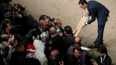 Comprobación de los números para el Sorteo Extraordinario de Navidad que comenzará a 09.00 horas en el Teatro Real y que este año repartirá un total de 2.380 millones de euros en premios, una importante cuantía que los españoles destinarían