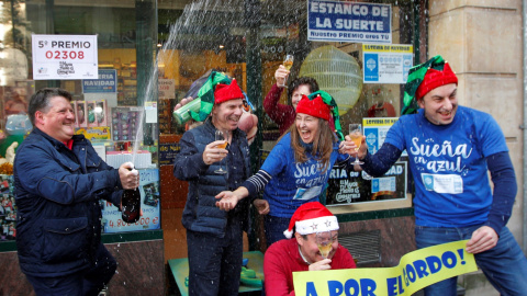 Tras finalizar el sorteo, llegan las celebraciones en toda España. En un despacho de Oviedo han sido vendidos tres décimos del Gordo, y números de un quinto premio. / EFE