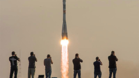 Fotografía cedida por la NASA de fotógrafos mientras capturan el despegue de la nave rusa Soyuz MS-01. EFE Fotografía cedida por la NASA de fotógrafos mientras capturan el despegue de la nave rusa Soyuz MS-01. EFE
