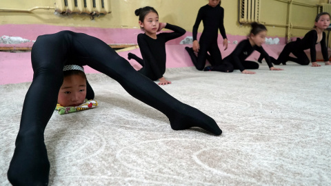 Una contorsionista entrena en una escuela de Ulaanbaatar, en Mongolia. REUTERS/Natalie Thomas.