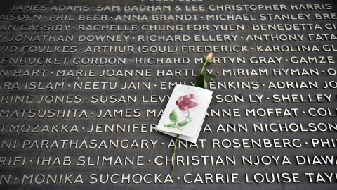 Una rosa yace sobre una placa con los nombres de las víctimas de los atentados de Londres durante una ceremonia celebrada con motivo del decimoprimer aniversario de la tragedia, en el Hyde Park de Londres, Reino Unido. EFE/Hannah Mckay