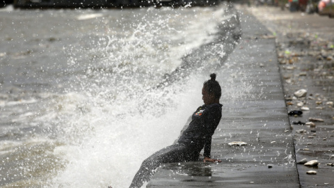 Una mujer se moja en la bahía de Manila, en Filipinas. EFE/Francis R. Malasig