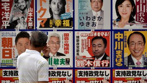 Un hombre observa los pósters de los candidatos a las próximas elecciones del Senado en Tokio, Japón. EFE/Franck Robichon