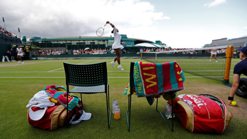 La pareja estadounidense conformada por Venus y Serena Williams en el partido de dobles contra las belgas Elise Mertens y An-Sophie Mestach, en el campeonato de Wimbledon, Londres. REUTERS/Stefan Wermuth.