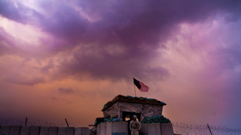 Un marine estadounidense observa la amenaza desde su puesto al sur de Afganistán. REUTERS/Finbarr O'Reilly.
