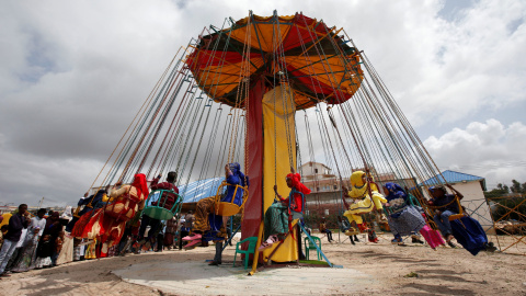 Niños somalíes juegan tras los rezos de la fiesta del fin del Ramadán, en Mogadishu, Somalia. REUTERS/Feisal Omar.