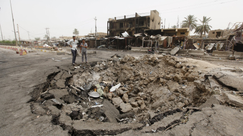 El EI reivindicó anoche a través de la red social Twitter el atentado que —dijo— fue llevado a cabo por un terrorista suicida iraquí, el cual detonó un vehículo cargado con tres toneladas de explosivos./ REUTERS