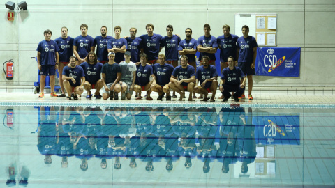 Foto de familia de la selección masculina de waterpolo en la piscina del CAR de Madrid. /ALMUDENA TOMÁS Foto de familia de la selección masculina de waterpolo en la piscina del CAR de Madrid. /ALMUDENA TOMÁS