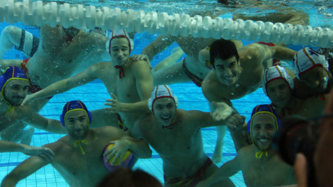 Los jugadores de la selección española de waterpolo posan bajo el agua en el CSD. /ALMUDENA TOMÁS Los jugadores de la selección española de waterpolo posan bajo el agua en el CSD. /ALMUDENA TOMÁS