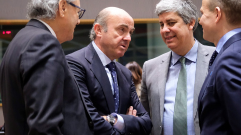 El ministro español de Economía, Luis de Guindos, conversa con el presidente del Eurogrupo, Mario Centeno (2º dcha), y con los ministros de Finanzas de Malta, Edward Scicluna (izq), y de Estonia, Toomas Toniste, antes de la reunión del Ecof