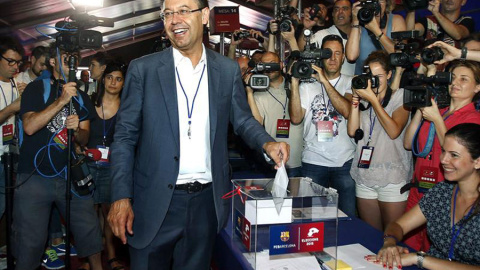 Josep Maria Bartomeu introduce la papeleta en la urna. / EFE Josep Maria Bartomeu introduce la papeleta en la urna. / EFE