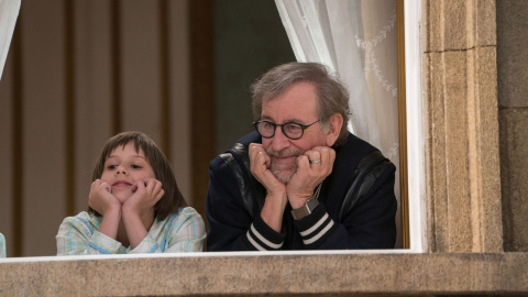 Spielberg junto a la protagonista de su último rodaje. Spielberg junto a la protagonista de su último rodaje.