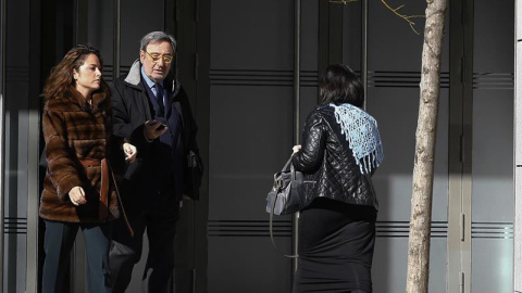 El expresidente de Catalunya Caixa Narcís Serra (2i) a su salida de la Audiencia Nacional tras declarar. | J.P. GANDUL (EFE) El expresidente de Catalunya Caixa Narcís Serra (2i) a su salida de la Audiencia Nacional tras declarar. | J.P. GANDUL (EFE)