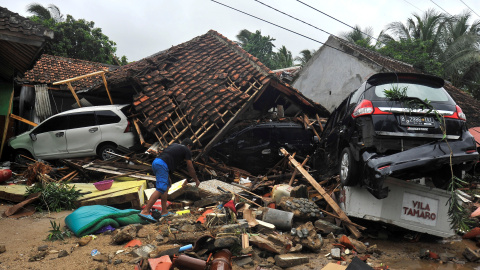 Un hombre trata de rescatar algunos objetos de las ruinas de su casa, arrasada por los efectos del tsunami en Indonesia./REUTERS Un hombre trata de rescatar algunos objetos de las ruinas de su casa, arrasada por los efectos del tsunami en Indonesia./REUTERS
