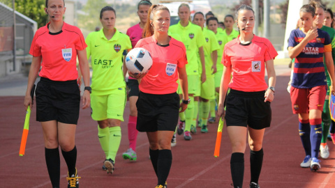La colegiada Marta Huerta antes del comienzo de la semifinal de la Copa del Reina entre el Levante y el Barça. La colegiada Marta Huerta antes del comienzo de la semifinal de la Copa del Reina entre el Levante y el Barça.
