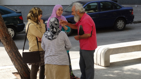 Juanje Guerrero, educador social, charla delante de la sede de su asociación, en el barrio de Sant Roc. / C.T. Juanje Guerrero, educador social, charla delante de la sede de su asociación, en el barrio de Sant Roc. / C.T.