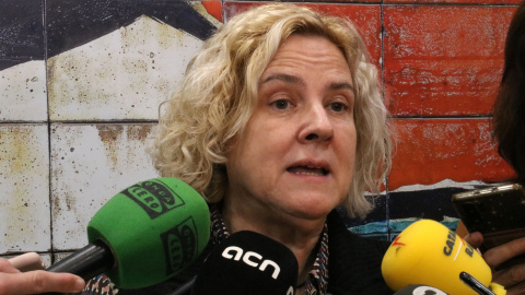 La directora general de Professorat, Dolors Collell, atenent els mitjans de comunicació La directora general de Professorat, Dolors Collell, atenent els mitjans de comunicació