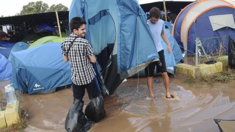 La lluvia ha anegado algunos de los cámpings del Arenal Sound, en Castellón, obligando al desalojo de alrededor de un millar de jóvenes. EFE La lluvia ha anegado algunos de los cámpings del Arenal Sound, en Castellón, obligando al desalojo de alrededor de un millar de jóvenes. EFE