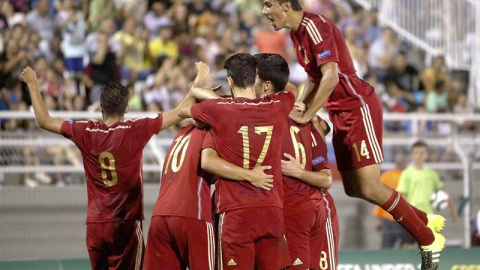 Los jugadores de España celebran uno de los goles durante la final del Europeo sub-19 que las selecciones de España y Rusia disputan hoy en el estadio municipal de Katerini, Grecia. EFE/Vasilis Ververidis Los jugadores de España celebran uno de los goles durante la final del Europeo sub-19 que las selecciones de España y Rusia disputan hoy en el estadio municipal de Katerini, Grecia. EFE/Vasilis Ververidis