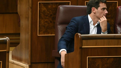 El presidente de CIudadanos, Albert Rivera, durante el Pleno del Congreso en el que el Gobierno ha dado explicaciones sobre la crisis del Open Arms. EFE/Fernando Villar El presidente de CIudadanos, Albert Rivera, durante el Pleno del Congreso en el que el Gobierno ha dado explicaciones sobre la crisis del Open Arms. EFE/Fernando Villar