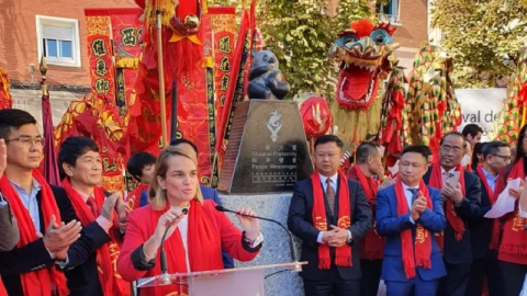 Imagen de la inauguración de la escultura "Mensajero de la Paz" celebrada el pasado 5 de noviembre en el barrio de Usera de Madrid. Imagen de la inauguración de la escultura "Mensajero de la Paz" celebrada el pasado 5 de noviembre en el barrio de Usera de Madrid.