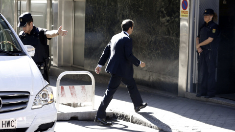 El exconsejero de Presidencia de la Comunidad de Madrid Salvador Victoria a su llegada a la Audiencia Nacional, para declarar ante el juez Eloy Velasco.- EFE El exconsejero de Presidencia de la Comunidad de Madrid Salvador Victoria a su llegada a la Audiencia Nacional, para declarar ante el juez Eloy Velasco.- EFE