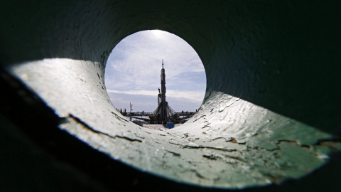 Vista general del montaje la nave rusa Soyuz TMA-17M en el cosmódromo de Baikonur (Kazajistán).