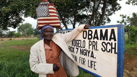 Rosa Anyango posa para una fotografía con una bolsa con los colores de la bandera estadounidense cuando caminaba en el mercado cerca de la casa ancestral del presidente estadounidense, Barack Obama, en la aldea de Nyangoma en Kogelo, al oes