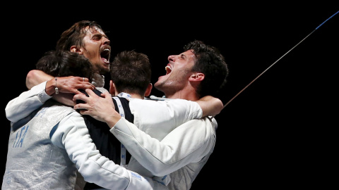 Andrea Baldini celebra con los miembros de su equipo su victoria en el Campeonato Mundial de Esgrima de 2015, en Rusia. REUTERS/Grigory Dukor