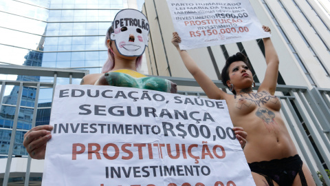 Integrantes del colectivo feminista Las Bastardas protestan por la utilización de dineros de Petrobras para financiar fiestas y prostitución de lujo para políticos brasileños hoy, lunes 19 de julio de 2015, en Sao Paulo (Brasil). EFE/Carlos