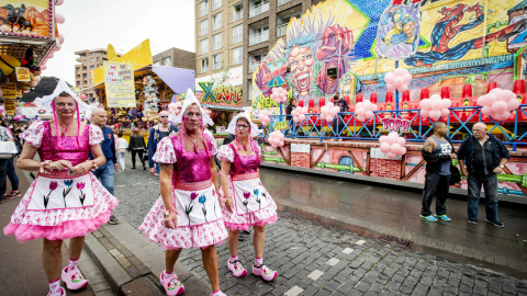 Varias personas se disfrazan durante la Feria 'Pink Monday' (Lunes rosa), un evento para la comunidad de gais, lesbianas, trans y bisexuales (LGTB) celebradas en la localidad de Tilburg, Holanda hoy 20 de julio de 2015. EFE/Robin Van Lonkhu