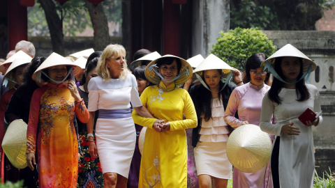 La esposa del vicepresidente de EEUU Joe Biden, Jill Biden (c-i), y la primera dama vietnamita, Mai Thi Hanh (c-d), visitan el templo Van Mieu de Literatura en Hanoi (Vietnam), hoy, 20 de julio de 2015. Jill Biden realiza una visita de dos 