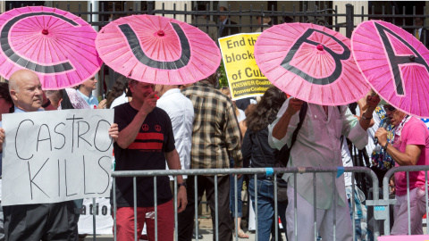 Manifestantes en frente de la embajada de Cuba, donde se izó la bandera cubana azul roja y blanca con estrellas, durante la ceremonia oficial en Washington, DC, como acto simbólico que marca el inicio de una nueva era de la Guerra Fría en l
