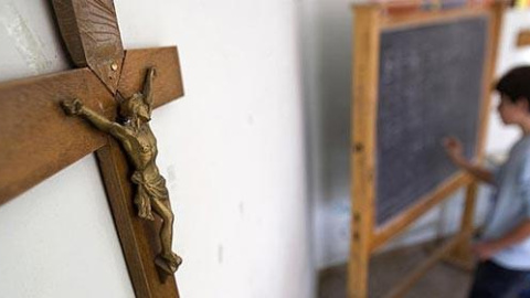 El recorte de la carga lectiva llega al Supremo desde Asturias mientras resoluciones de los TSJ de Andalucía, Extremadura y Aragón exponen criterios discordantes sobre su afección a los derechos de las familias y de los maestros diocesanos. El recorte de la carga lectiva llega al Supremo desde Asturias mientras resoluciones de los TSJ de Andalucía, Extremadura y Aragón exponen criterios discordantes sobre su afección a los derechos de las familias y de los maestros diocesanos.