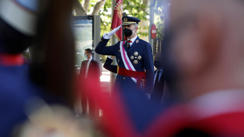 El rey Felipe VI (c) durante la celebración del Día de las Fuerzas Armadas en la Plaza de la Lealtad de Madrid este sábado. El rey Felipe VI (c) durante la celebración del Día de las Fuerzas Armadas en la Plaza de la Lealtad de Madrid este sábado.