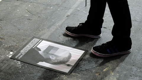 Imagen de catálogo de una de las fotografías de la obra 'Presos Políticos', del español Santiago Sierra.- EFE