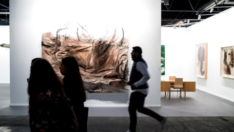 Un hombre pasa ante las obras de Miquel Barceló de la galería Elvira González.- EFE