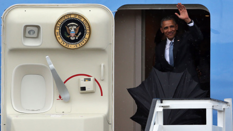Obama saluda desde el avión a su llegada a La Habana. EFE Obama saluda desde el avión a su llegada a La Habana. EFE