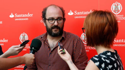 Borja Cobeaga atiende a los medios en los Cursos de Verano de la Complutense. / NACHO CALONGE (UCM) Borja Cobeaga atiende a los medios en los Cursos de Verano de la Complutense. / NACHO CALONGE (UCM)