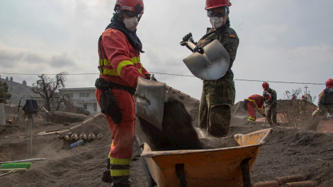 Efectivos de la UME y del Ejército de Tierra durante las tareas de limpieza de la ceniza residual por la erupción del volcán Cumbre Vieja. Efectivos de la UME y del Ejército de Tierra durante las tareas de limpieza de la ceniza residual por la erupción del volcán Cumbre Vieja.
