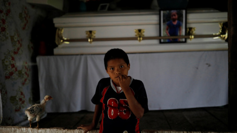 Imagen de archivo del ataúd de la niña Jakelin Caal, que murió a principios de este mes bajo custodia de Inmigración de EEUU. REUTERS Imagen de archivo del ataúd de la niña Jakelin Caal, que murió a principios de este mes bajo custodia de Inmigración de EEUU. REUTERS
