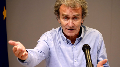 El director del Centro de Coordinación de Alertas y Emergencias Sanitarias (CCAES), Fernando Simón, durante la rueda de prensa ofrecida este lunes en el Ministerio de Sanidad para dar los últimos datos de la pandemia del coronavirus. El director del Centro de Coordinación de Alertas y Emergencias Sanitarias (CCAES), Fernando Simón, durante la rueda de prensa ofrecida este lunes en el Ministerio de Sanidad para dar los últimos datos de la pandemia del coronavirus.