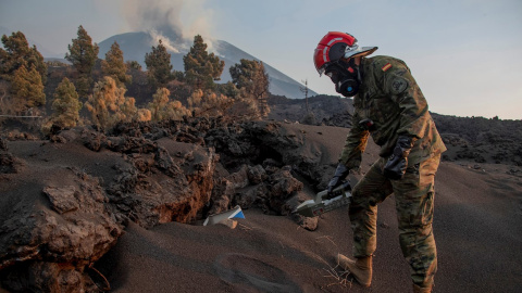 Miembros de la Unidad Militar de Emergencias (UME) y del Ejército de Tierra continúan este martes con las monitorizaciones de los gases en las zonas de exclusión en Santa Cruz de la Palma. Miembros de la Unidad Militar de Emergencias (UME) y del Ejército de Tierra continúan este martes con las monitorizaciones de los gases en las zonas de exclusión en Santa Cruz de la Palma.