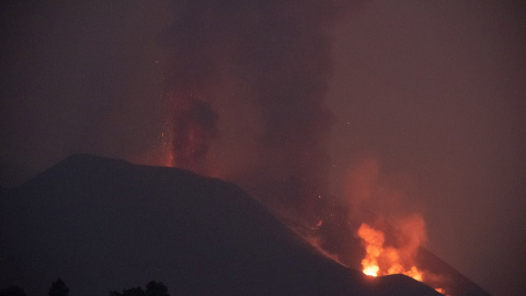 El volcán de Cumbre Vieja ha vuelto a reactivar su fase efusiva este domingo. El volcán de Cumbre Vieja ha vuelto a reactivar su fase efusiva este domingo.