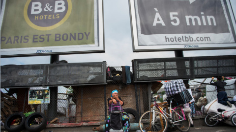 Medio centenar de personas, en su mayoría gitanos búlgaros, fueron desalojados pacíficamente hoy de un campamento establecido ilegalmente desde 2011 en una propiedad privada en Bobigny, al noreste de París . AFP PHOTO / MARTIN BUREAU